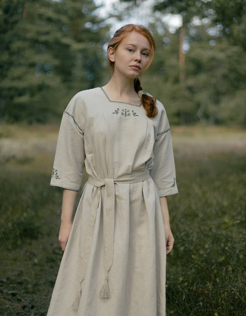 Robe 'Zlata' en lin brodé mousse