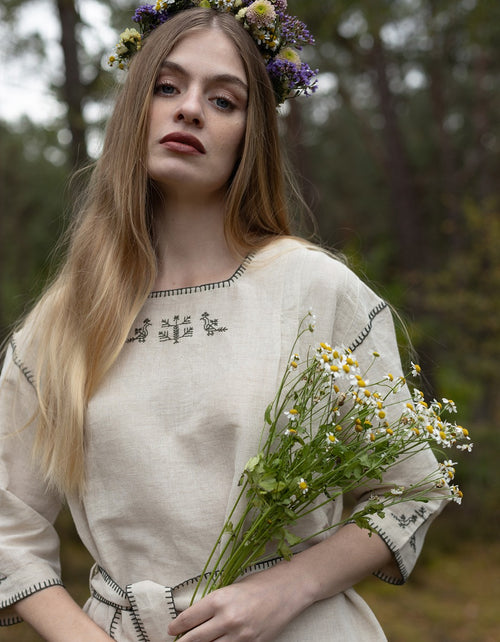 Robe 'Zlata' en lin brodé mousse