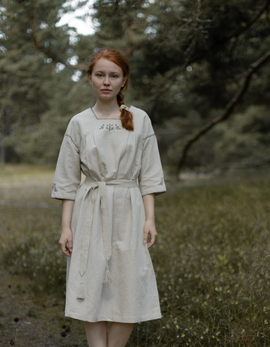 Robe 'Zlata' en lin brodé mousse
