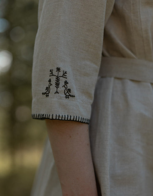 Robe 'Zlata' en lin brodé mousse