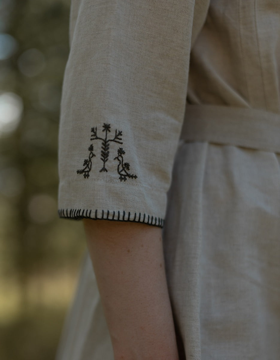 Robe 'Zlata' en lin brodé mousse